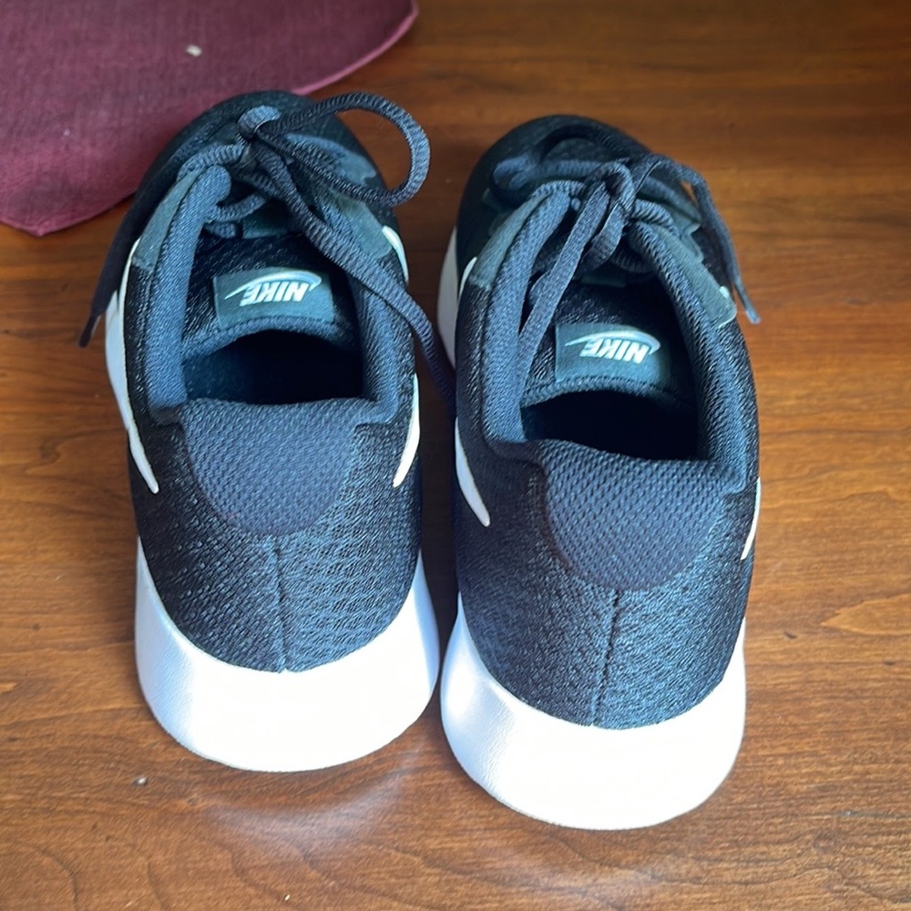 Nike shoes EUC size 9 - Picture 4 of 12